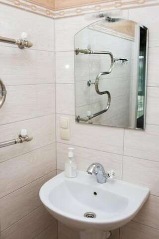 Гостевой дом Пани Яроцька Евпатория Трехместный номер с видом на море-8